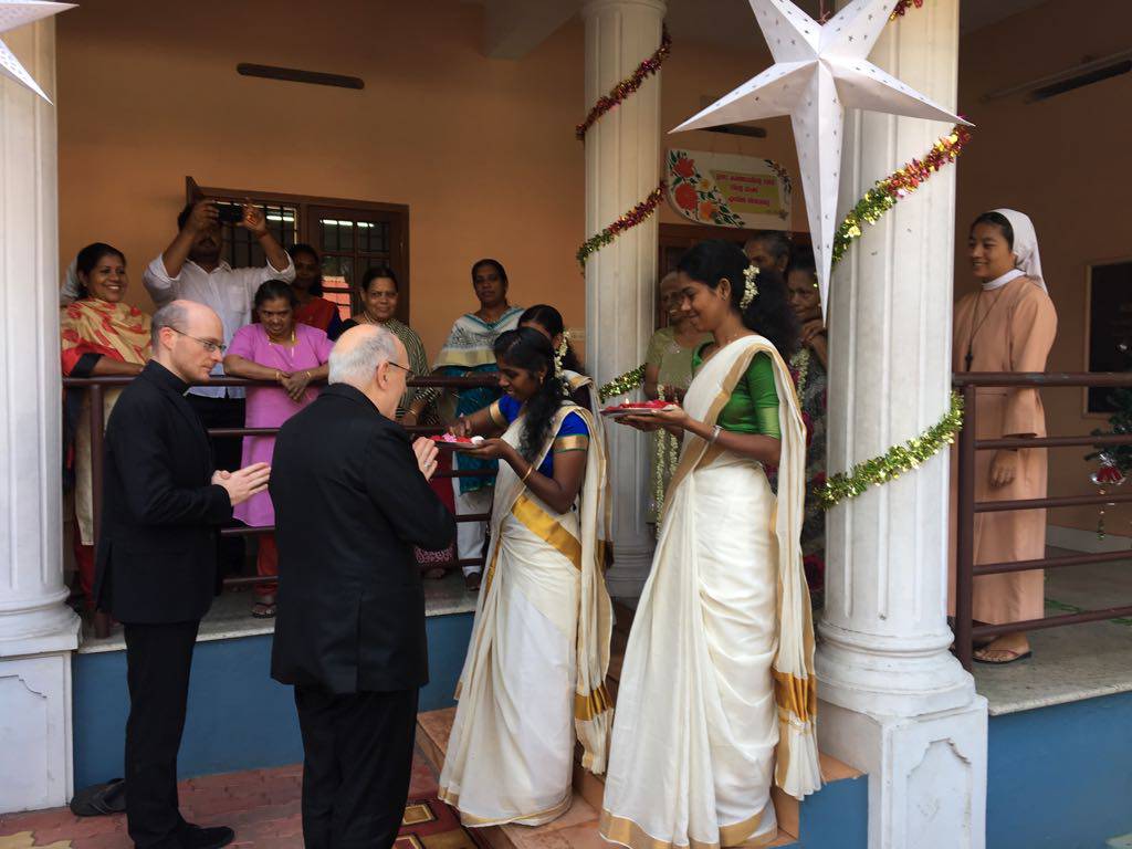 La visita del vescovo Camisasca alle Case di Carità indiane