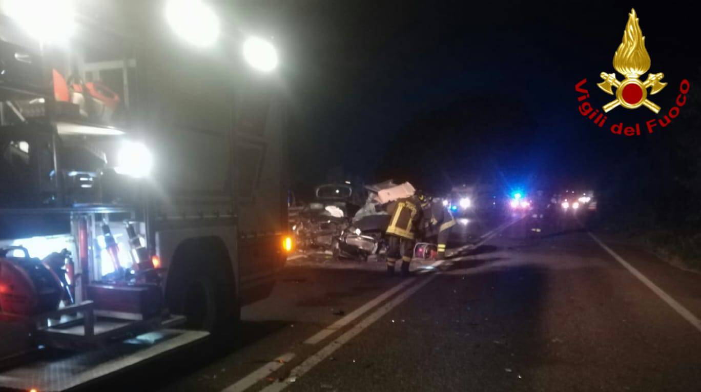 Boretto, camion tampona auto: un morto e due feriti gravi