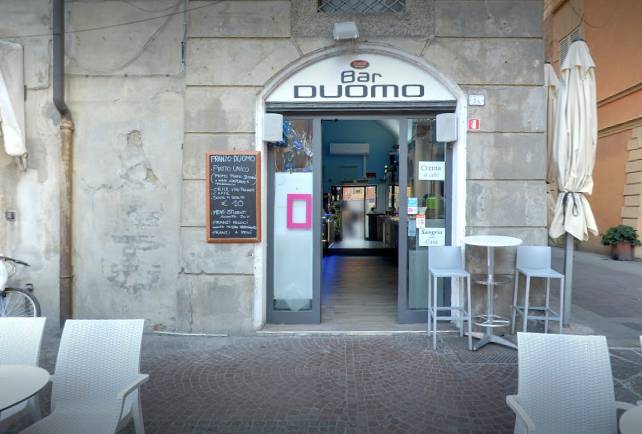 Ubriaco, strappa cocktail e rapina cliente al bar Duomo: arrestato