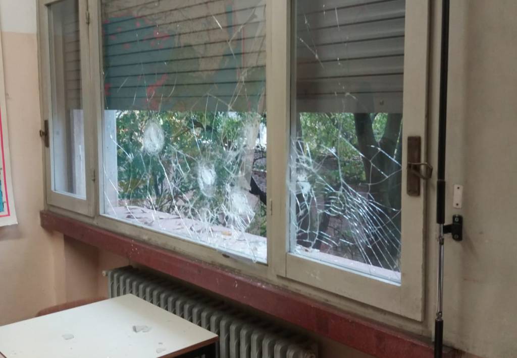 Vandali al liceo classico, distrutte cinque finestre
