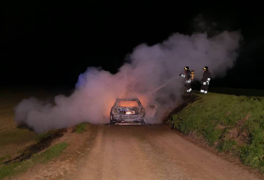 Cadelbosco Sopra, auto rubata a fuoco