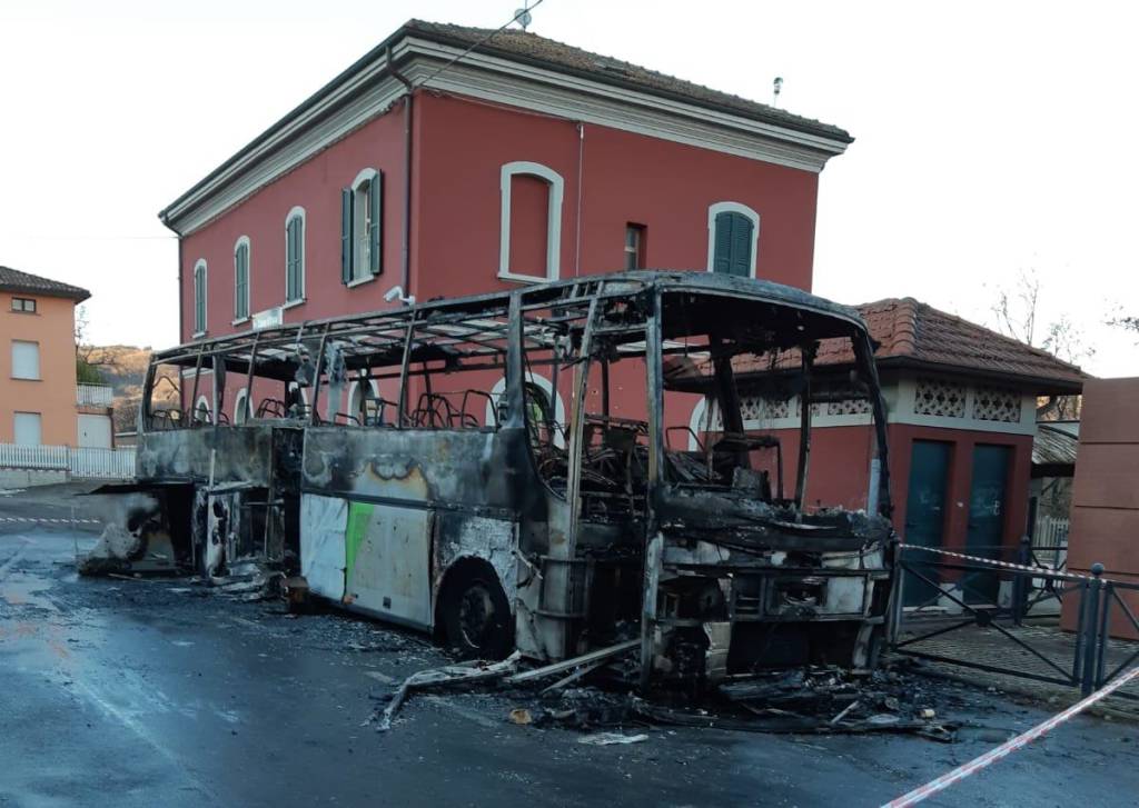 Canossa, autobus distrutto dalle fiamme
