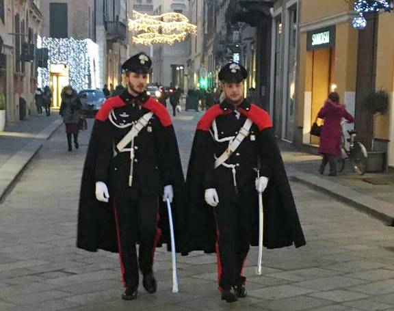 Sciabola e mantello, tornano le storiche pattuglie a piedi dei carabinieri