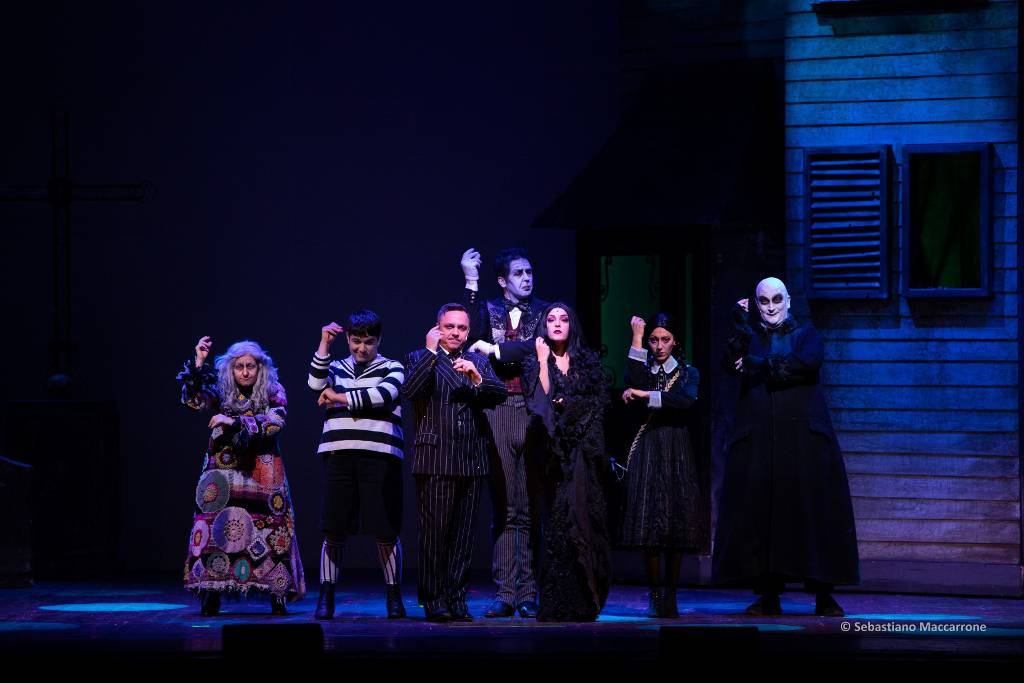 La Famiglia Addams sul palco del teatro Valli