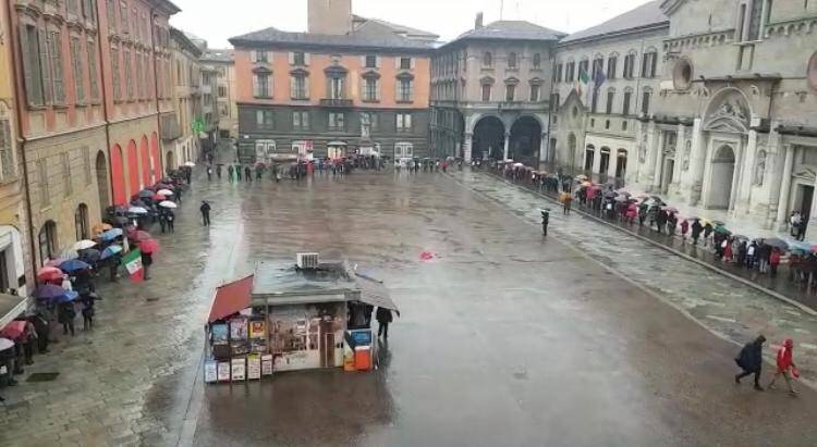 Piazza Prampolini, in ottocento a “L’Italia che resiste”
