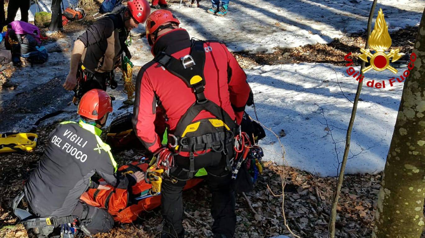 Cade sul sentiero ghiacciato del rifugio Segheria e si rompe una gamba