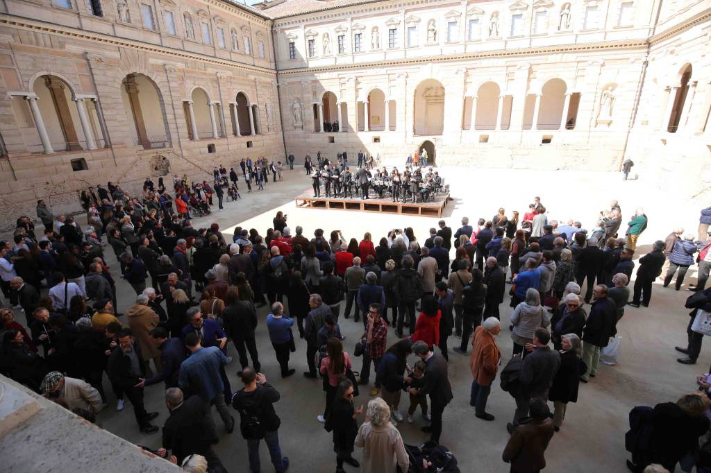 Folla per i chiostri di San Pietro che tornano a risplendere
