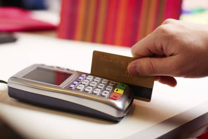 Trova carta di credito e la usa per acquisti: denunciato