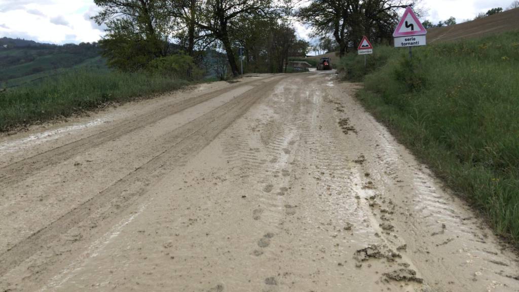 Castellarano, violento acquazzone: la strada diventa un fiume di fango