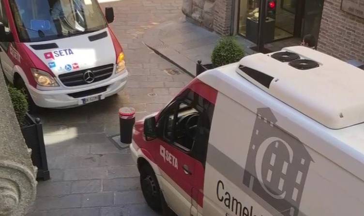 Via Emilia, due minibus bloccati si sfidano: è mezzogiorno di pilomat