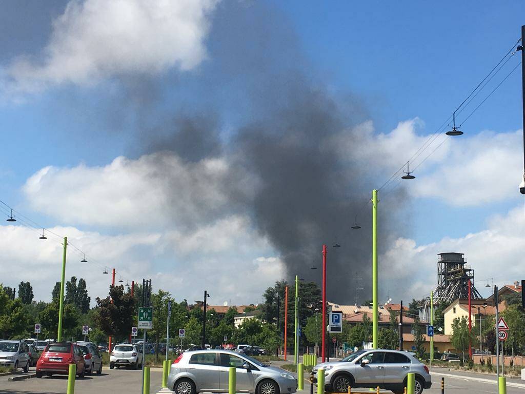 Gardenia, brucia un capannone: il fumo invade le strade