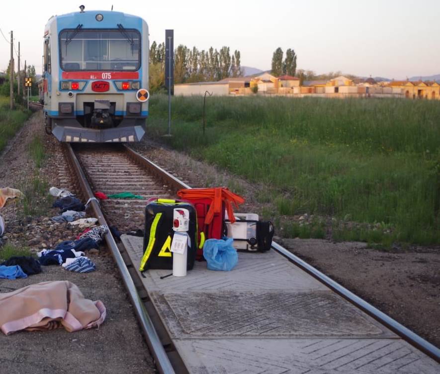 Bibbiano, muore travolto dal treno mentre dorme vicino ai binari