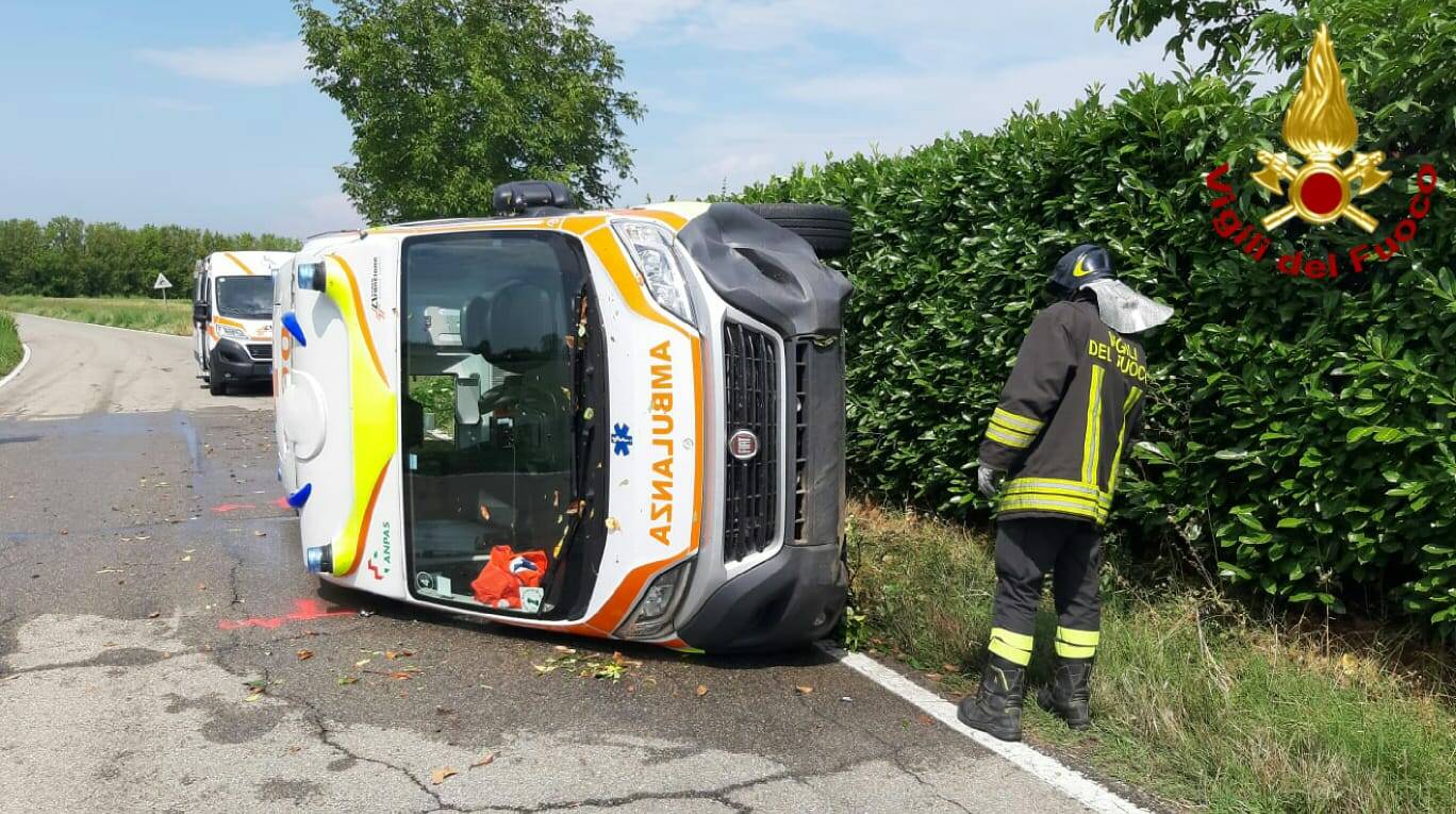 Montecchio, si ribalta un’ambulanza: degente e due volontari all’ospedale