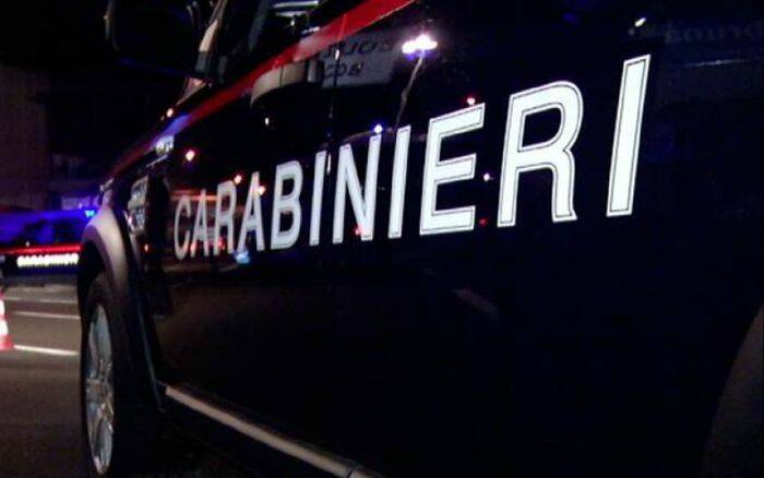 Ubriaco tampona auto carabinieri e aggredisce maresciallo: arrestato