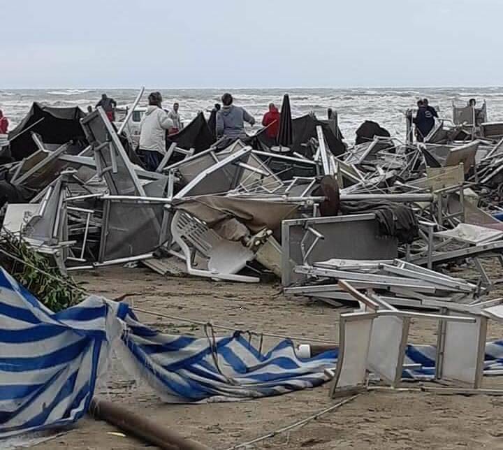 Maltempo, spiagge devastate sulla costa adriatica. Un morto nelle Marche