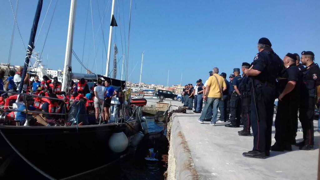 Veliero con 41 migranti attracca a Lampedusa