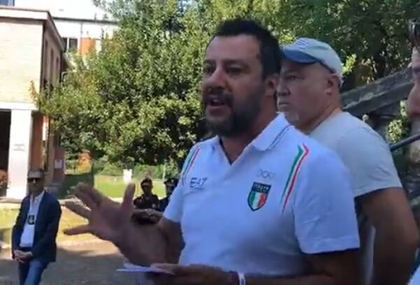 Salvini invoca la “galera” per il padre reggiano violento