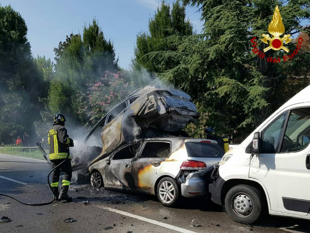 Masone, auto a fuoco dopo tamponamento: traffico in tilt