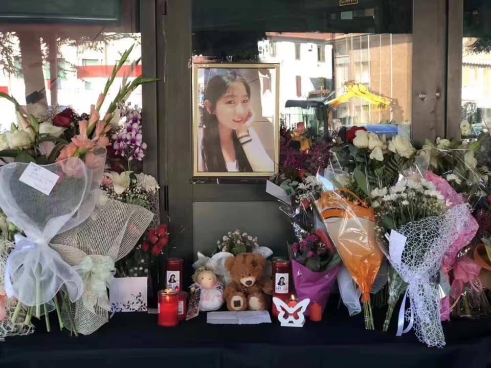 Centinaia in lutto per Stefania Hui Zhou, omicidia ancora in fuga