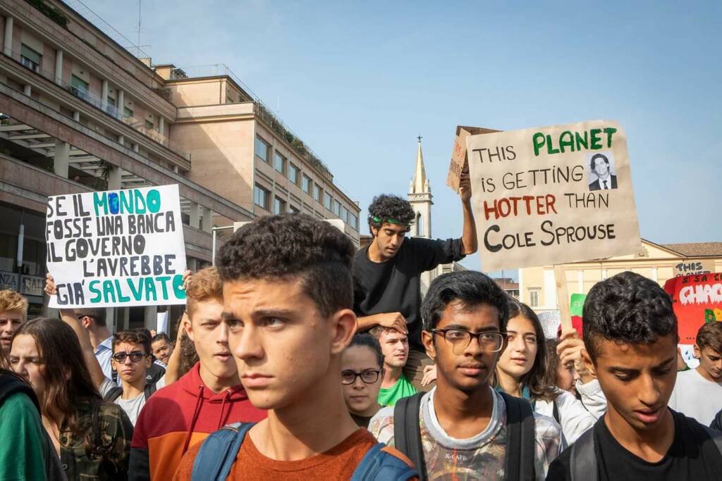 Fridays for future, mille studenti in piazza per l’ambiente