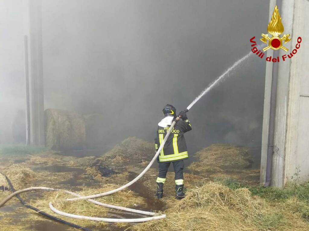 Gattatico, incendio danneggia 1.500 rotoballe di fieno