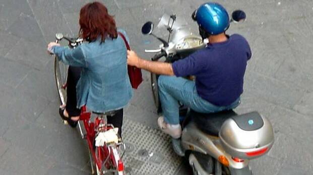 Viale Risorgimento, scippa in scooter donna su bicicletta