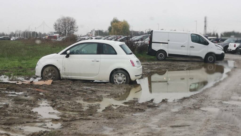 Parcheggio Mediopadana: un inferno di buche, fango e acqua