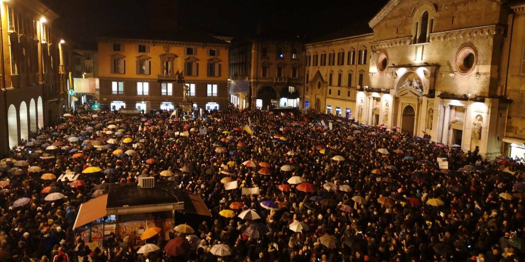 Piazza Prampolini, a Reggio Emilia migliaia di sardine stipate a cantare “Bella Ciao”