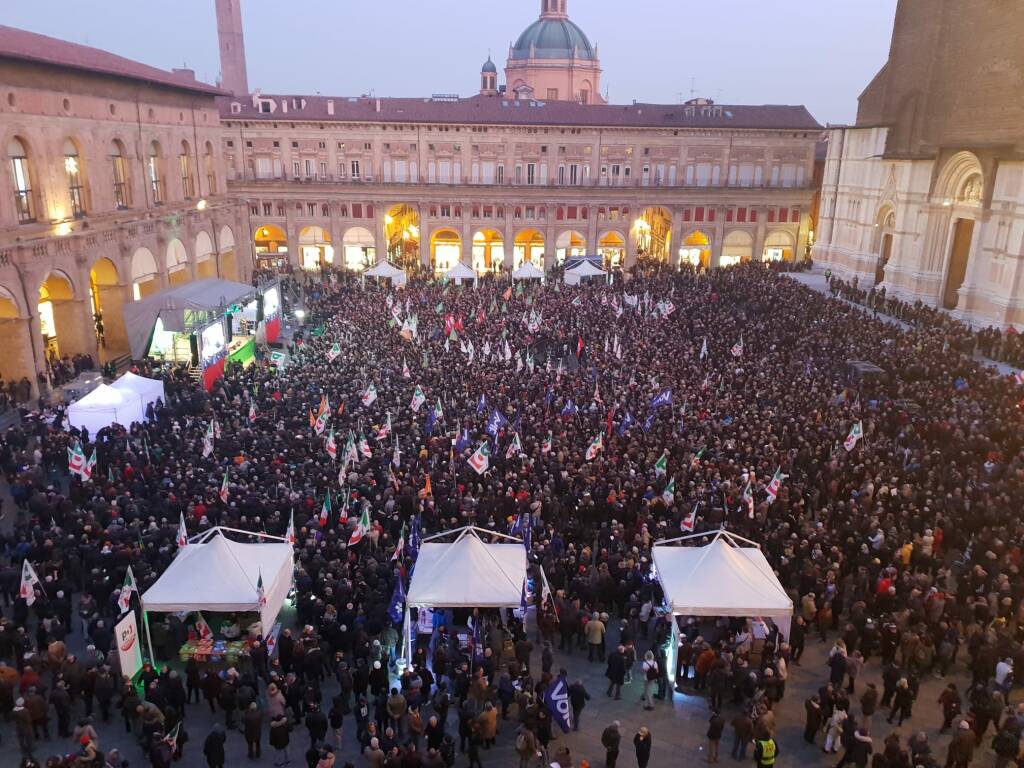 In 10mila a Bologna per Bonaccini: “Ripartiamo dalle piazze”