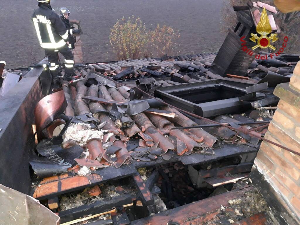 Canali, brucia il tetto di una villetta a schiera: 4 famiglie evacuate