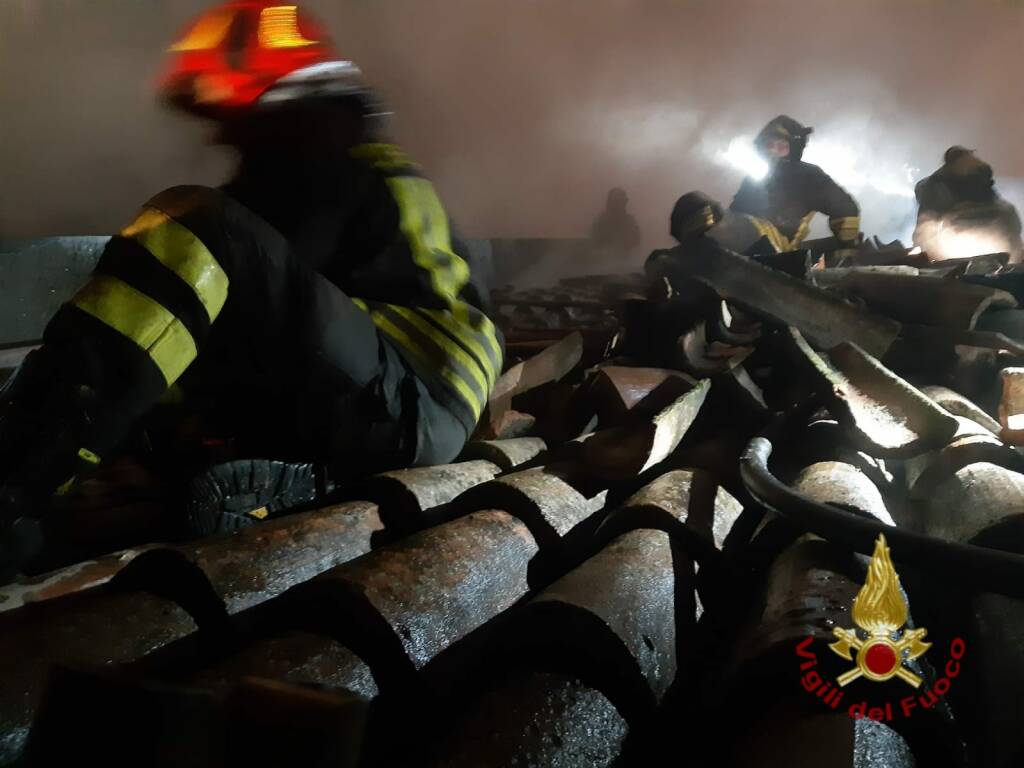 Canali, brucia il tetto di una villetta a schiera: 4 famiglie evacuate