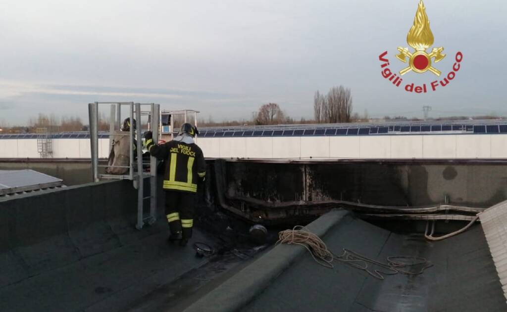 Rolo, incendio sul tetto di un’azienda: due feriti