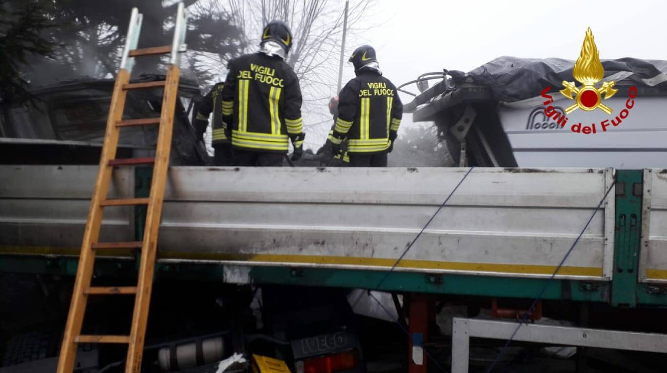 Incidente fra mezzi pesanti a Poviglio: camionista muore carbonizzato