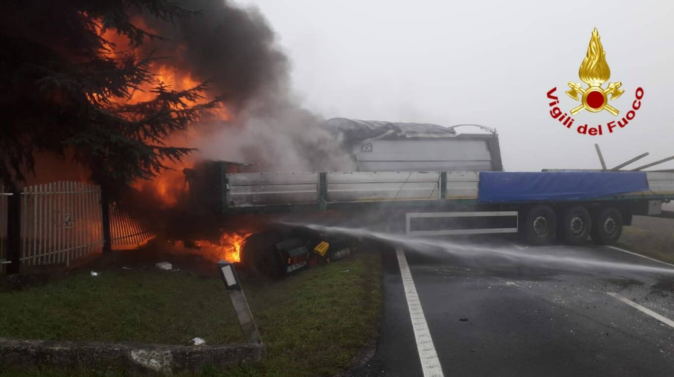 Incidente fra mezzi pesanti a Poviglio: camionista muore carbonizzato