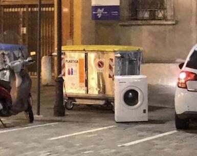 Piazza Gioberti, abbandona lavatrice in strada: giovane sanzionata