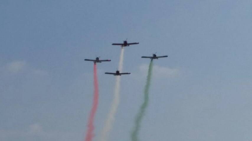 Festa bandiera, aerei con fumogeni tricolori su piazza Prampolini
