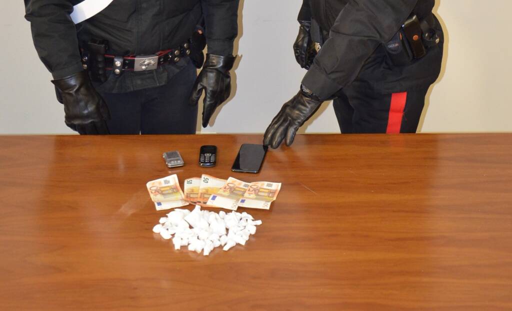 Cocaina nascosta nella tromba delle scale, albanese arrestato