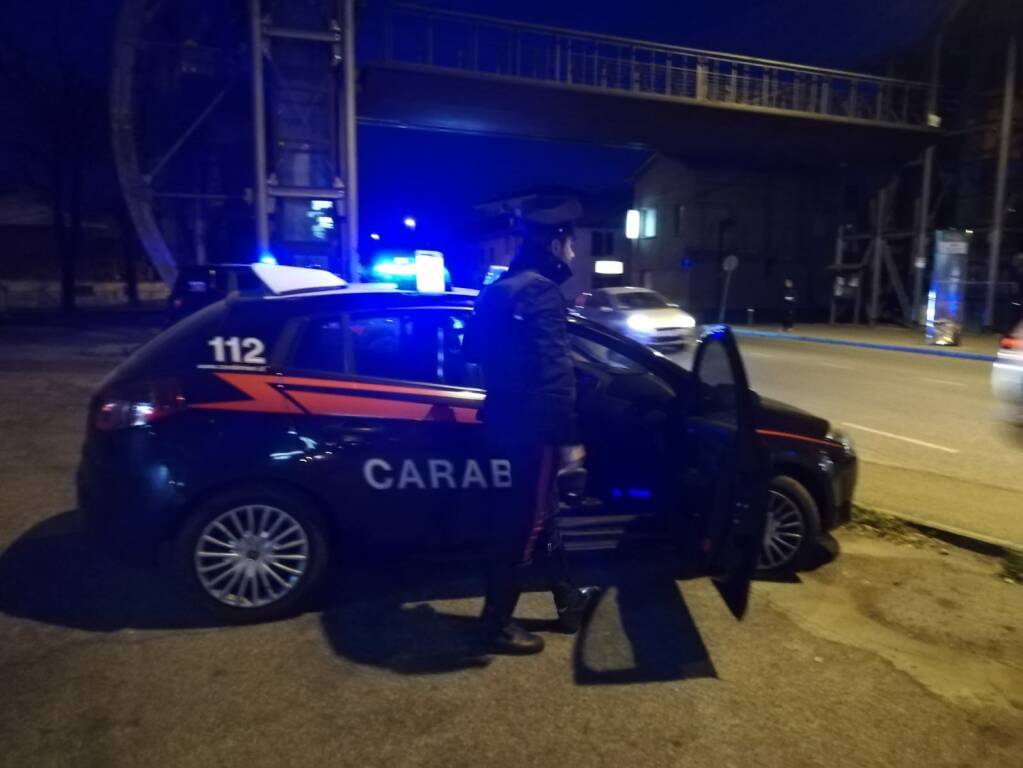 Carabinieri intercettano ladro e recuperano auto rubata con refurtiva