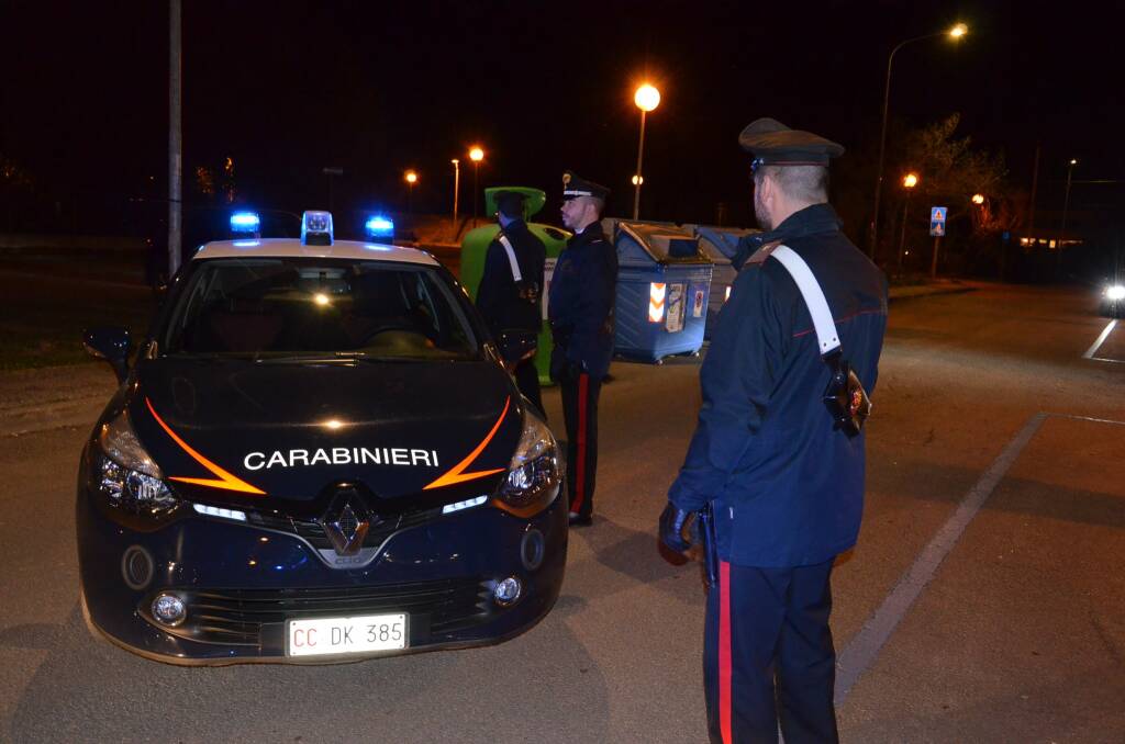 Giovane ubriaco si sdraia sulla strada e aggredisce i carabinieri: arrestato
