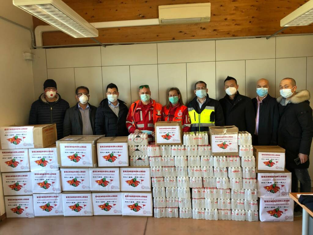 Coronavirus, la comunità cinese dona gel e mascherine