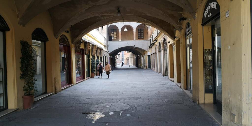 Reggio Emilia, viaggio in una città fantasma svuotata dal virus