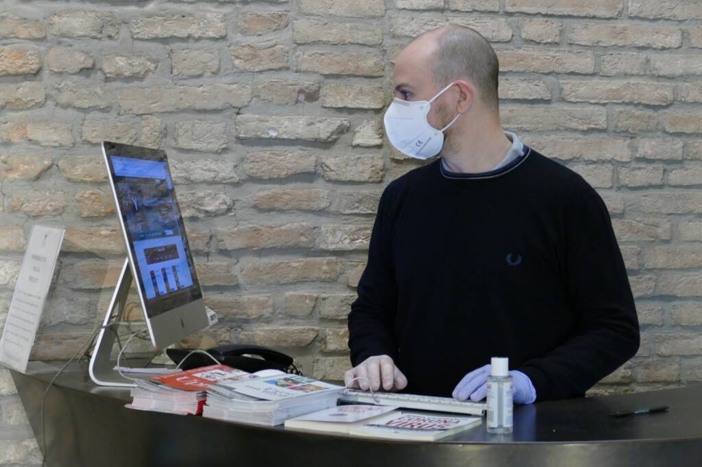 Coronavirus, Reggio Emilia tenta di rialzarsi: riaprono i primi negozi