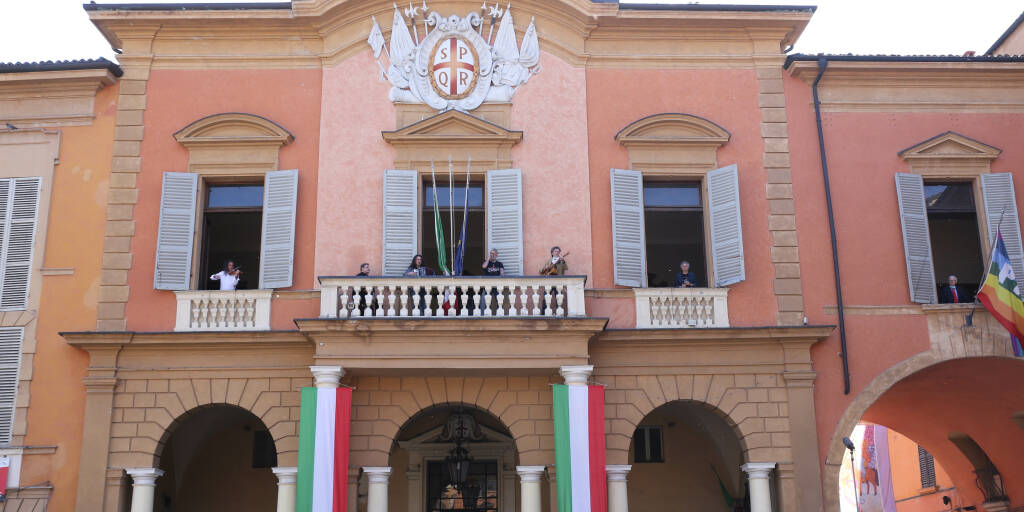 25 Aprile, la “Bella Ciao” dei Mcr dal balcone del municipio di Reggio Emilia