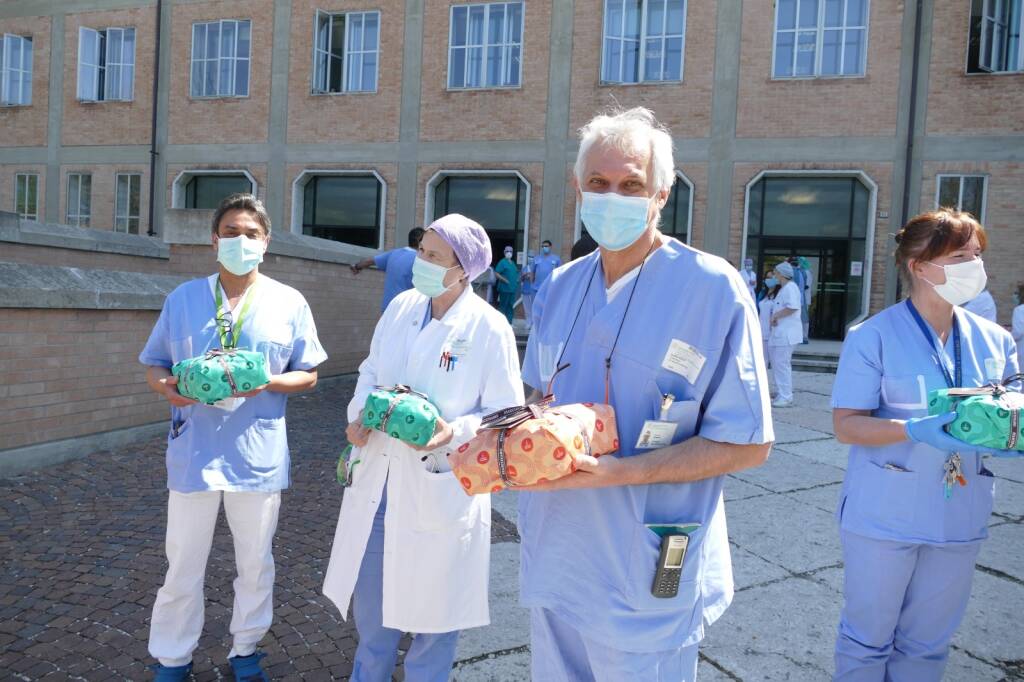 Coronavirus, l’inchino di Reggio Emilia agli eroi del Santa Maria Nuova