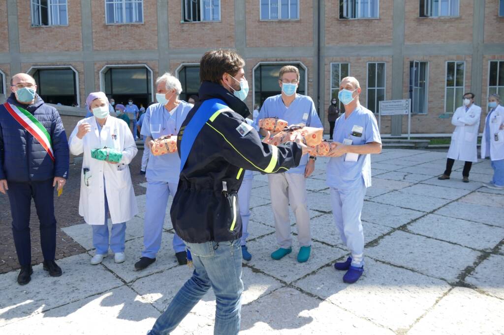 Coronavirus, l’inchino di Reggio Emilia agli eroi del Santa Maria Nuova