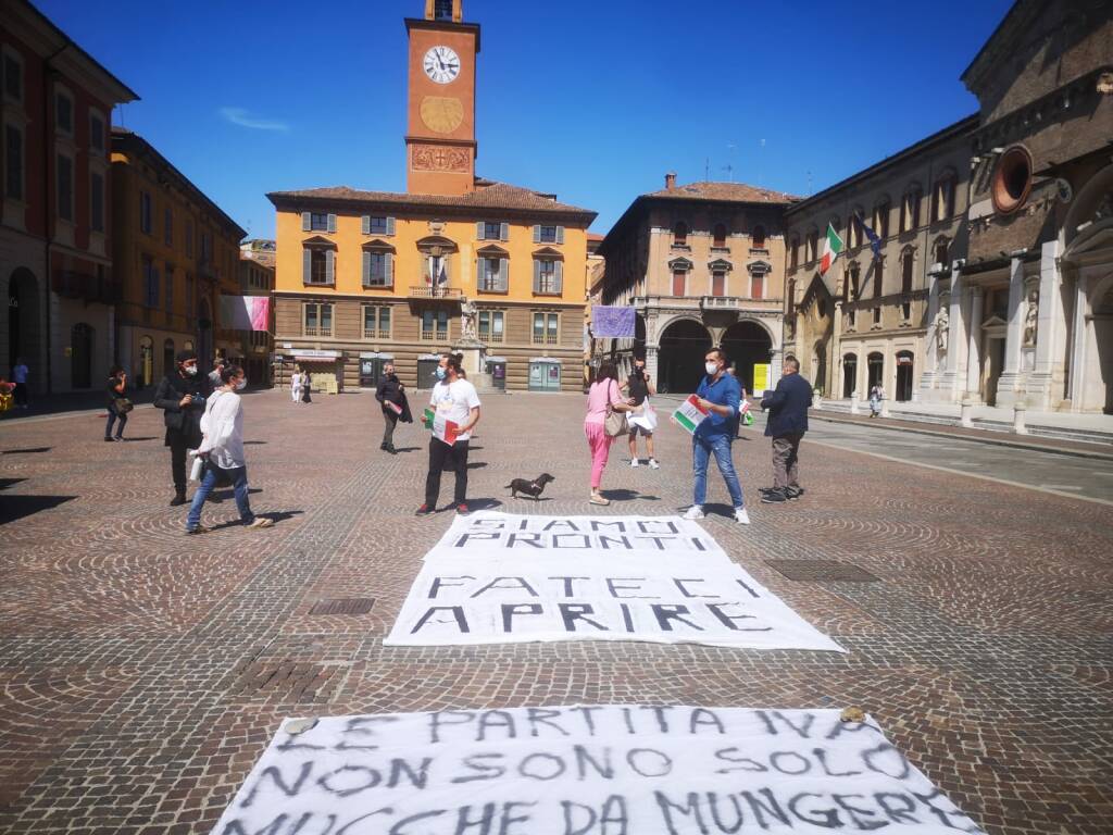 Coronavirus, esercenti manifestano in piazza Prampolini