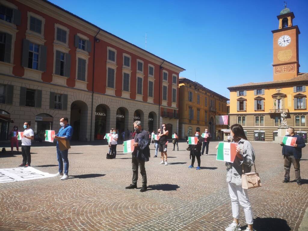 Coronavirus, esercenti manifestano in piazza Prampolini