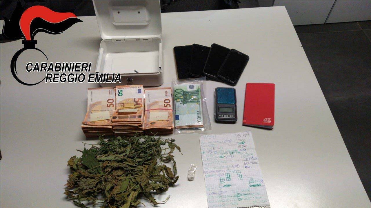Strafatti di cocaina vedono dei ladri, arrivano i carabinieri e trovano una serra di marijuana