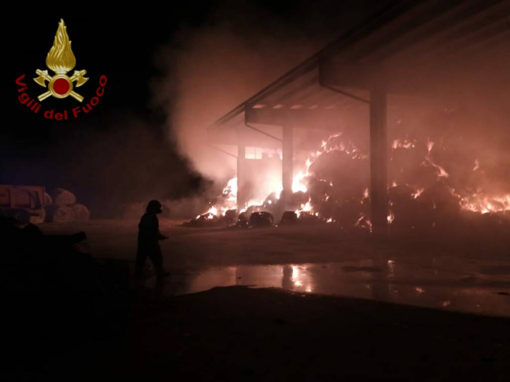 Incendio distrugge 600 rotoballe in un fienile