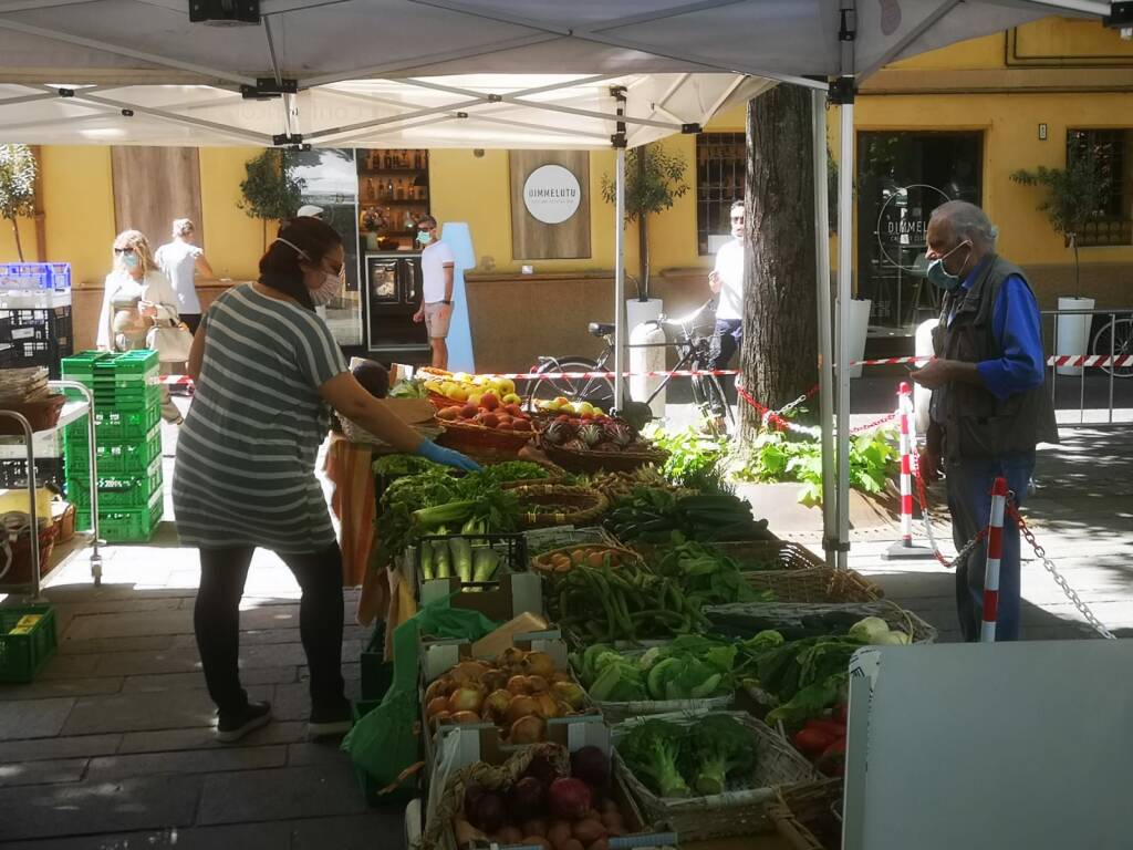 Mercato contadino, in centinaia (in sicurezza) in piazza Fontanesi